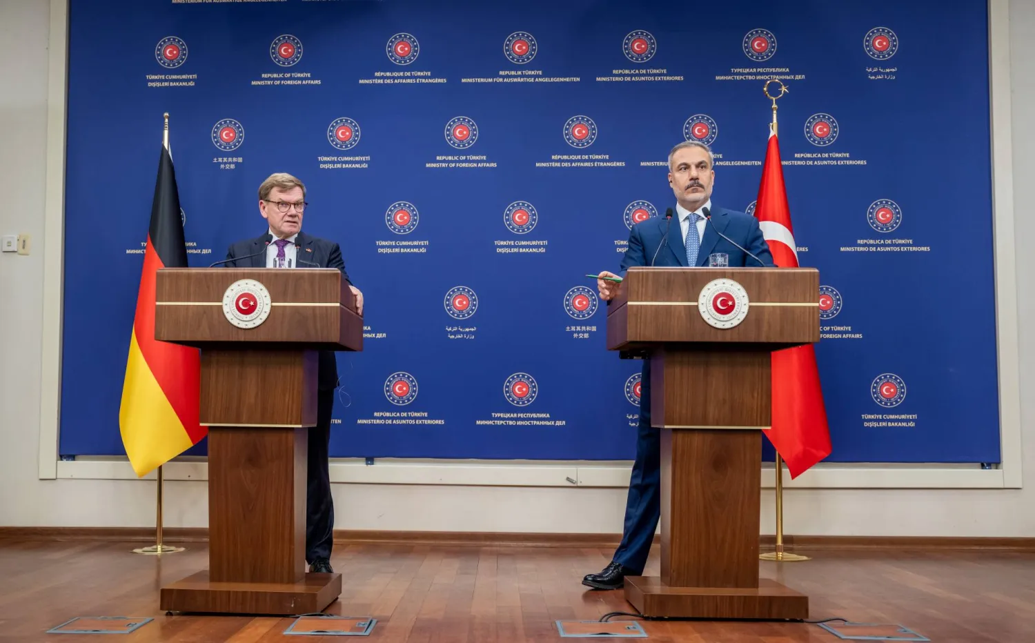 وزيرا خارجية تركيا هاكان فيدان ويوهان فاديفول خلال مؤتمر صحافي عقب مباحثاتهما في أنقرة (د.ب.أ)