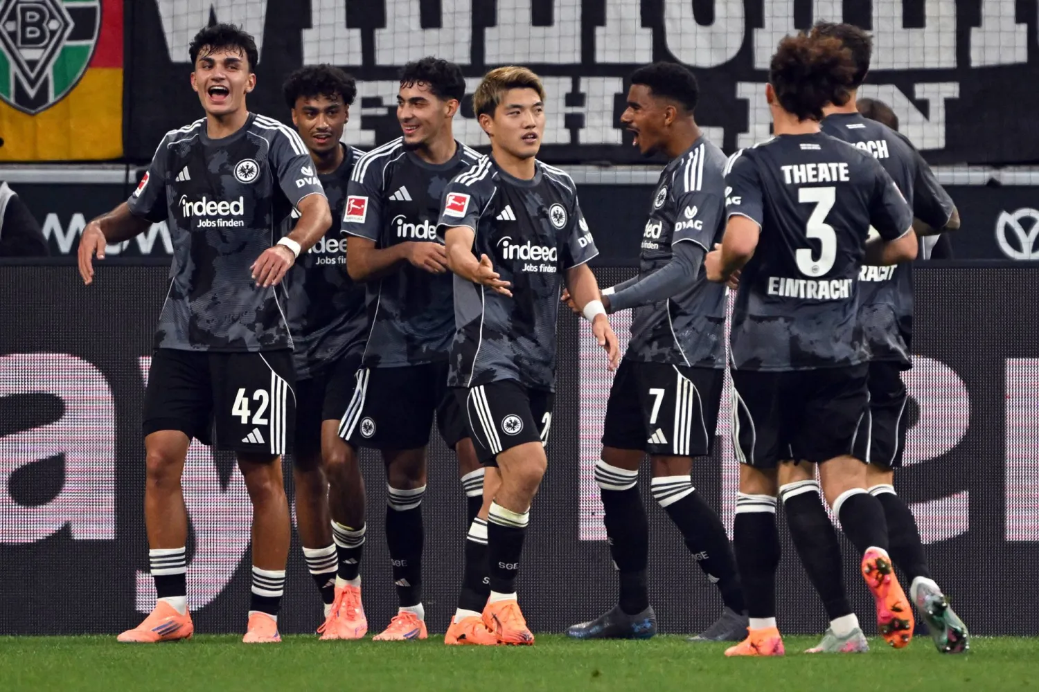 آينتراخت فرنكفورت سيواجه نابولي بملعبه (أ.ب)