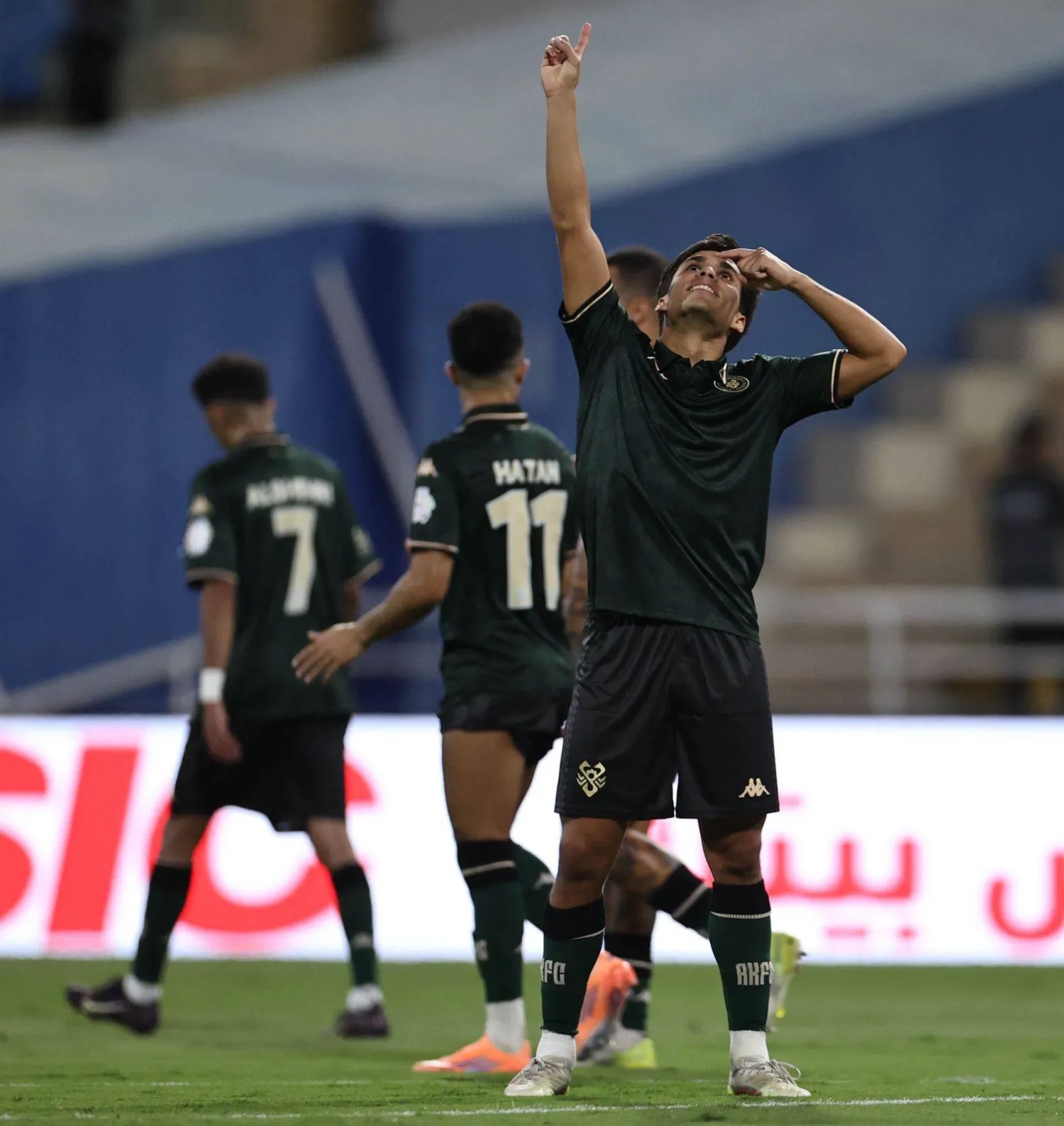 فرحة لاعبي الخلود بالفوز الكبير (تصوير: سعد العنزي)