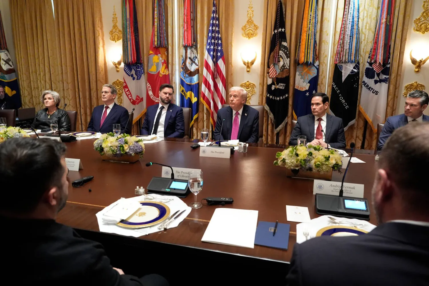 ترمب يدلي بتصريحات في بداية لقائه مع زيلينسكي في البيت الأبيض يوم 17 أكتوبر (أ.ب)