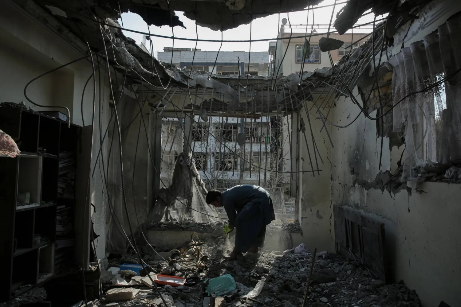 رجل يتفقد مبنى تضرر من جراء غارات جوية باكستانية على العاصمة الأفغانية كابل (إ.ب.أ)