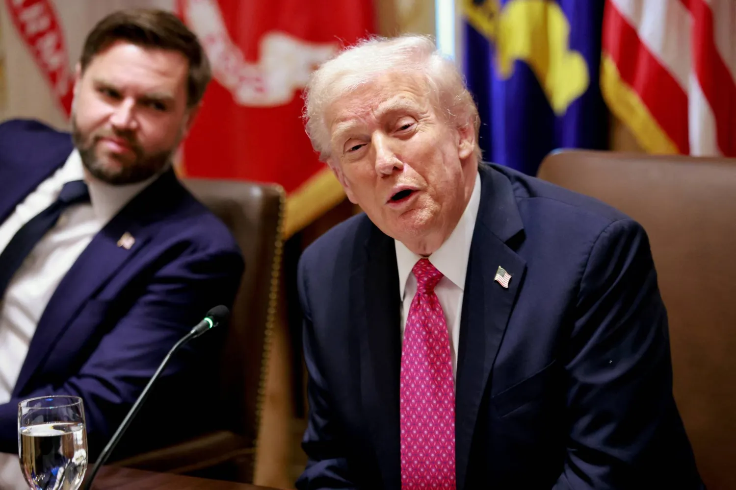 الرئيس الأميركي دونالد ترمب وبجواره نائب الرئيس جي دي فانس في البيت الأبيض (رويترز) 