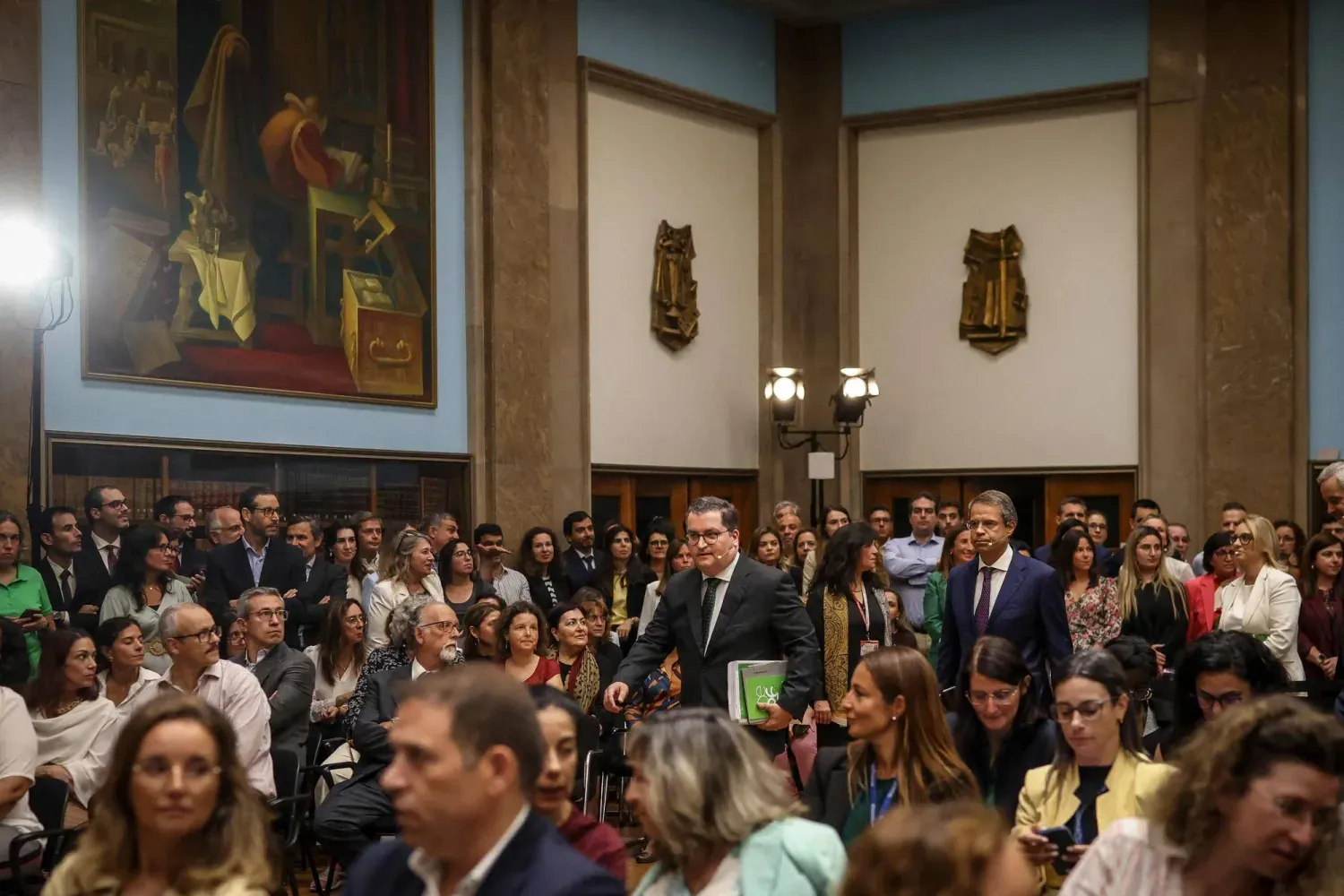 Portekiz Maliye Bakanı Joaquim Miranda Sarmiento, 2026 bütçesini sunmadan önce Parlamento'da (AFP)