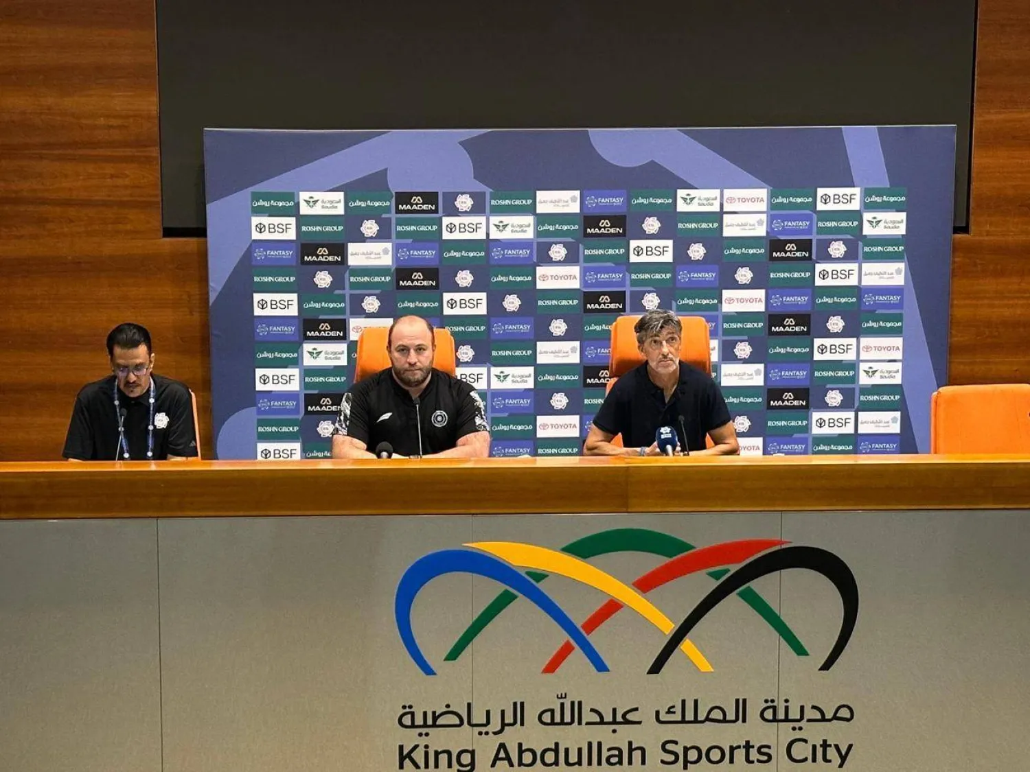 جانب من المؤتمر الصحفي لمدرب الشباب ايمانول الغواسيل (الشرق الأوسط).