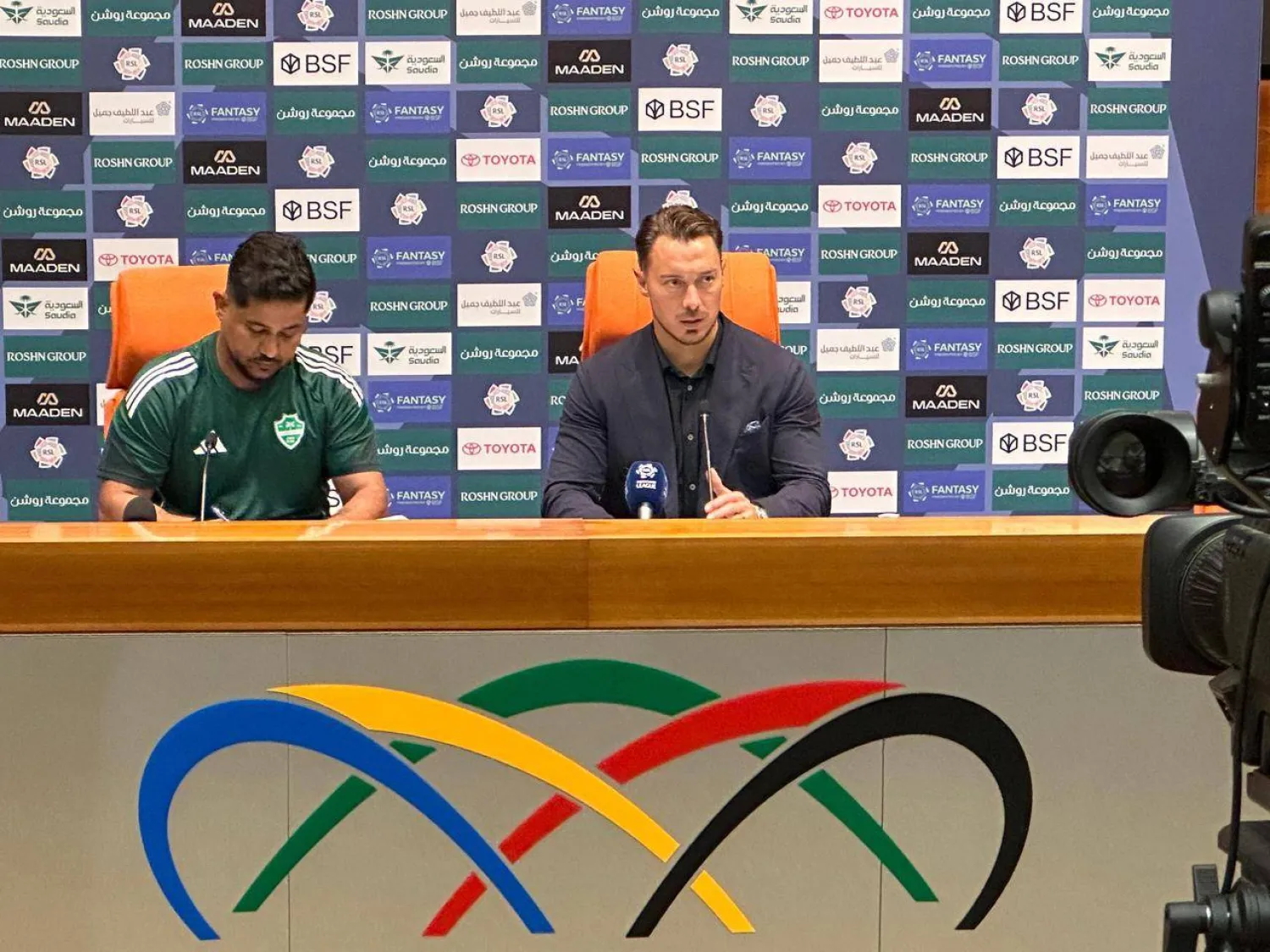 جانب من المؤتمر الصحفي لمدرب الأهلي ماتياس يايسله (الشرق الأوسط).