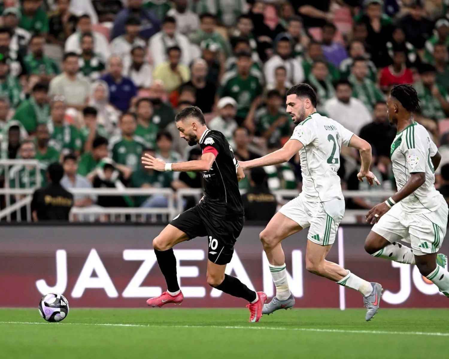  البلجيكي يانيك كاراسكو (نادي الشباب).