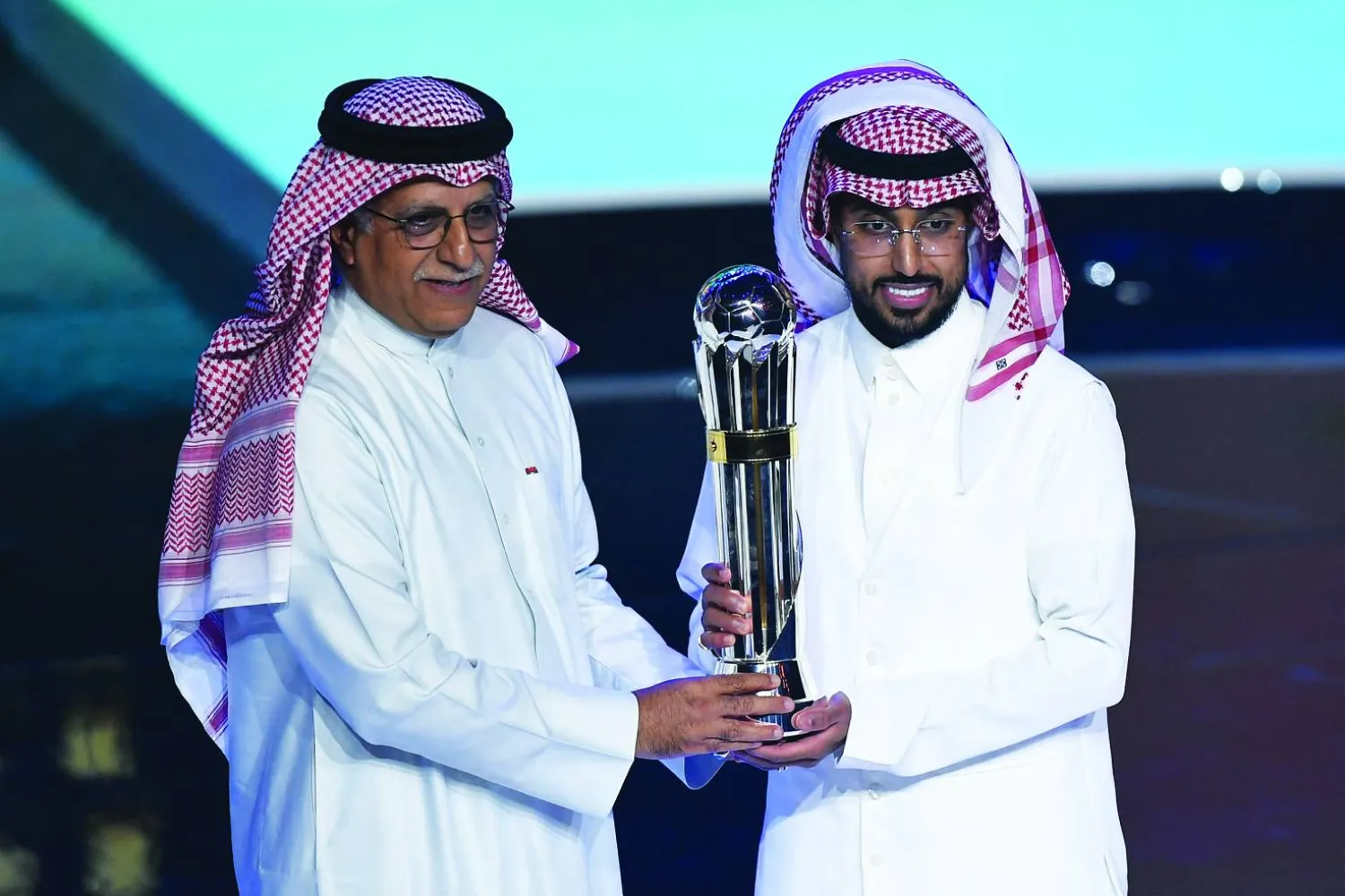 سالم الدوسري لحظة تتويجه بالجائزة من الشيخ سلمان آل خليفة رئيس الاتحاد الآسيوي (رويترز)