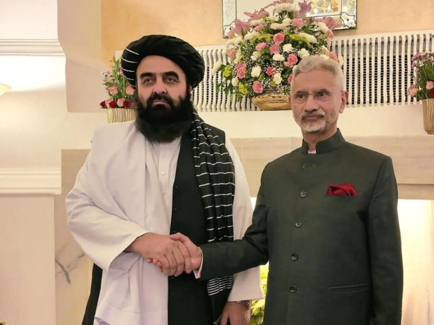 مصافحة تاريخية بين الوزيرين متقي وجايشنكار (وزارة الخارجية الأفغانية)
