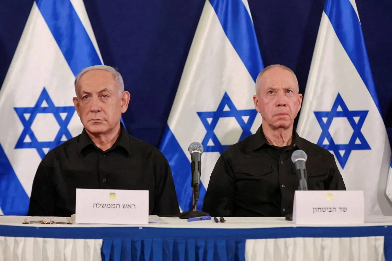 Netanyahu ve Galant, Tel Aviv'deki Kirya askeri üssünde düzenlenen bir basın toplantısında (Arşiv - Reuters)