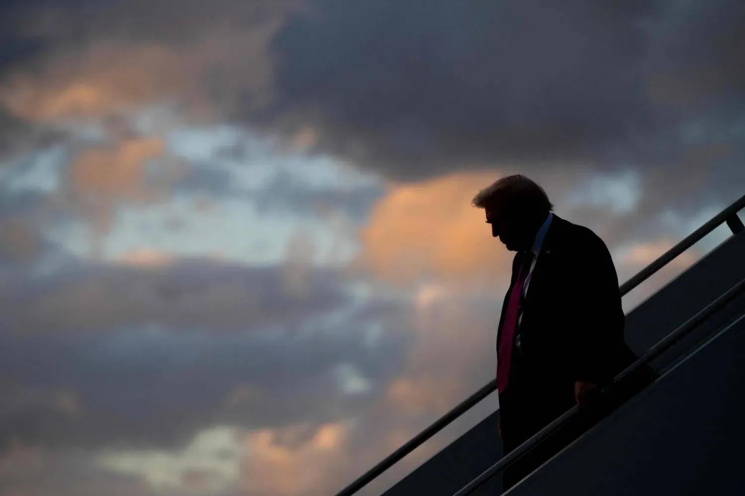 ABD Başkanı Donald Trump, Palm Beach'e varışının ardından Air Force One uçağından iniyor (AFP)