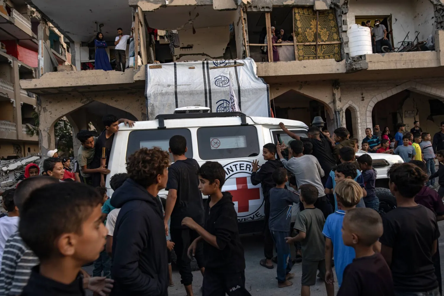 سيارة للصليب الأحمر في موقع بحث فيه مقاتلون من «حماس» عن جثة إسرائيلي من الرهائن الذي قُتلوا في غزة (إ.ب.أ)