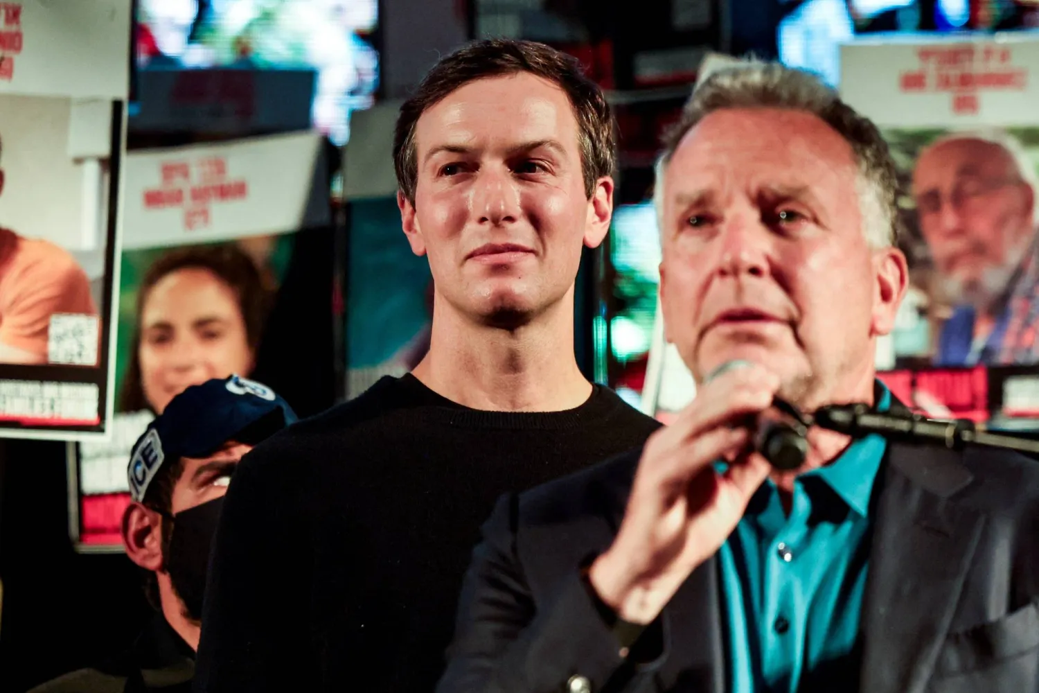 جاريد كوشنر يقف خلف المبعوث الأميركي الخاص إلى الشرق الأوسط ستيف ويتكوف خلال تحدثه في تل أبيب بعد دخول وقف إطلاق النار بين إسرائيل و«حماس» حيز التنفيذ (رويترز)