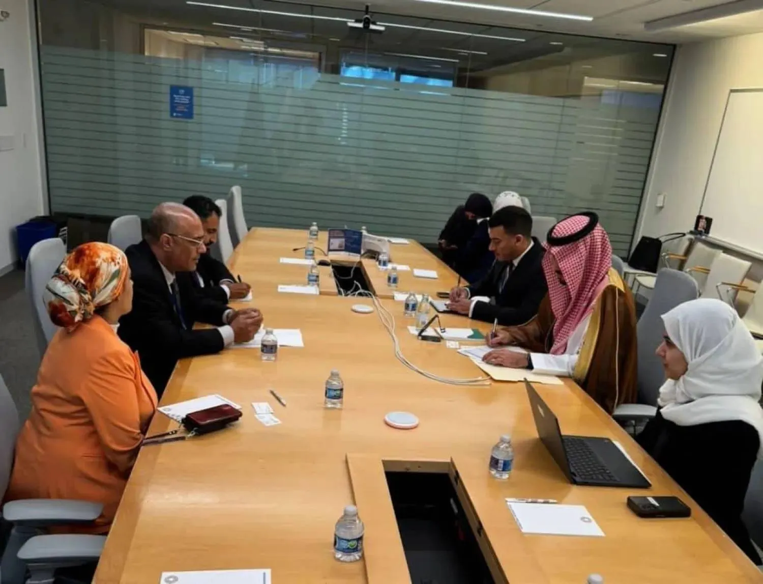 Yemen’s Minister of Planning and International Cooperation Waed Badhib during his meeting with Saudi Assistant Minister of Finance Abdullah Bin Zaraah. (Saba) 