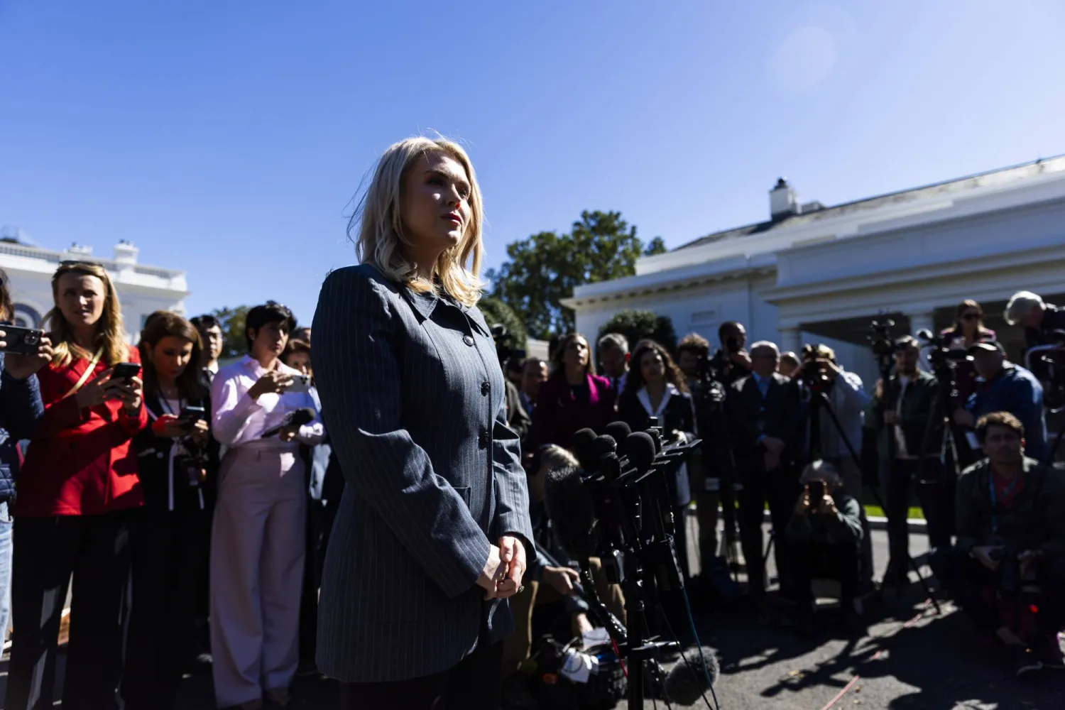 كارولين ليفيت المتحدثة باسم البيت الأبيض تتحدث إلى الصحافة خارج الجناح الغربي للبيت الأبيض (إ.ب.أ)