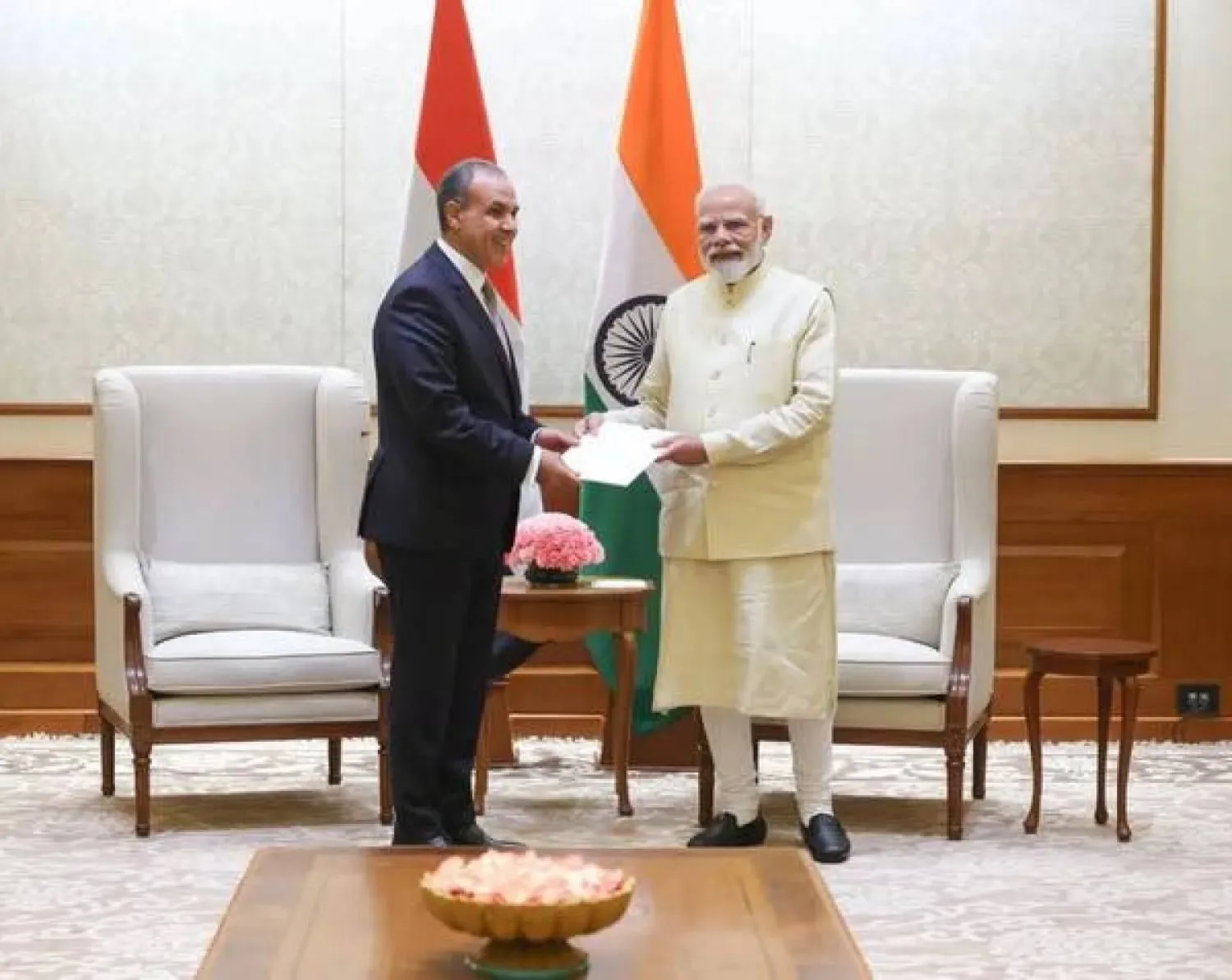 Egyptian Foreign Minister delivers a written message from President al-Sisi to the Prime Minister of India (Egyptian Foreign Ministry) 