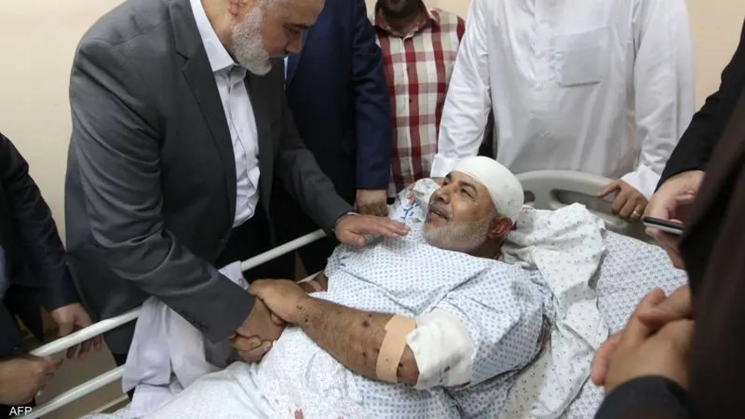 صورة أرشيفية لإسماعيل هنية وتوفيق أبو نعيم (أ.ف.ب)