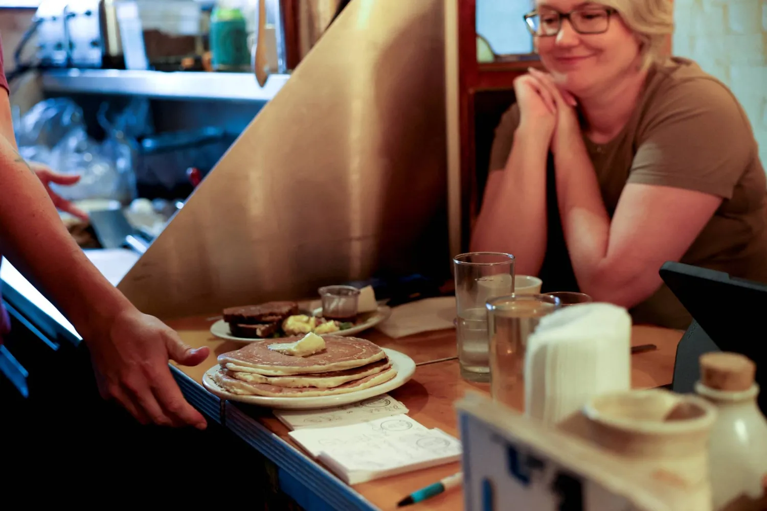 طبق يحتوي على فطور جاهز للتقديم في أحد مطاعم الولايات المتحدة (رويترز)