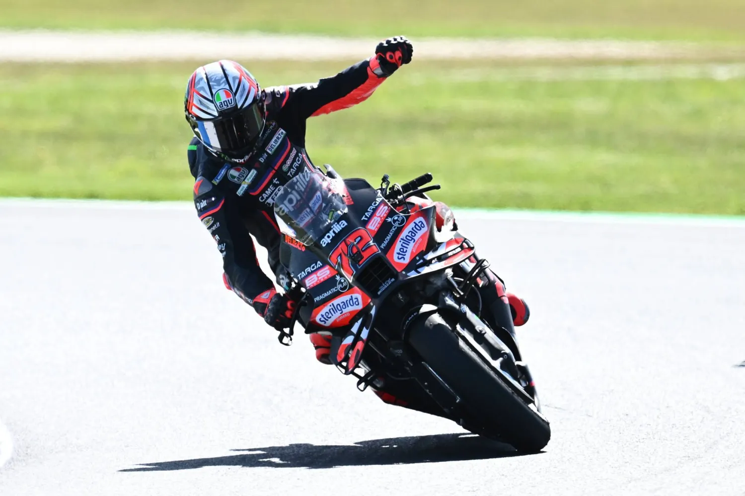 ماركو بتسيكي يحتفل بفوزه بسباق السرعة في أستراليا (إ.ب.أ)