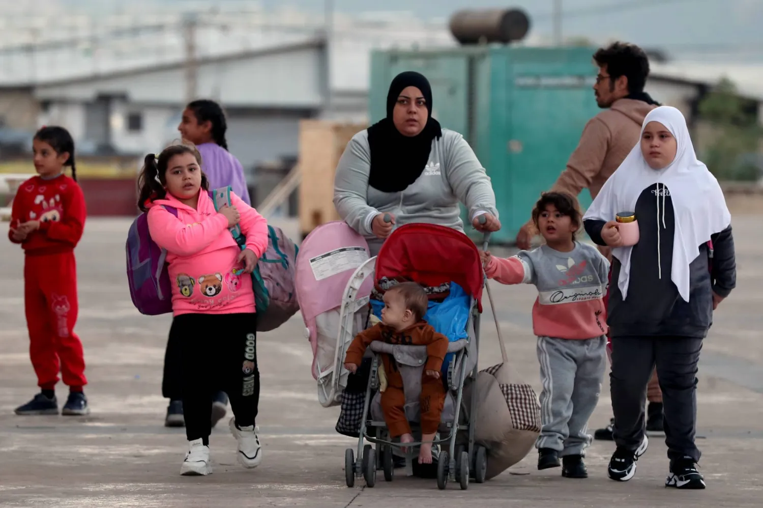 نساء وأطفال سوريون خلال رحلة عودتهم إلى بلادهم من بيروت الأربعاء الماضي (إ.ب.أ)