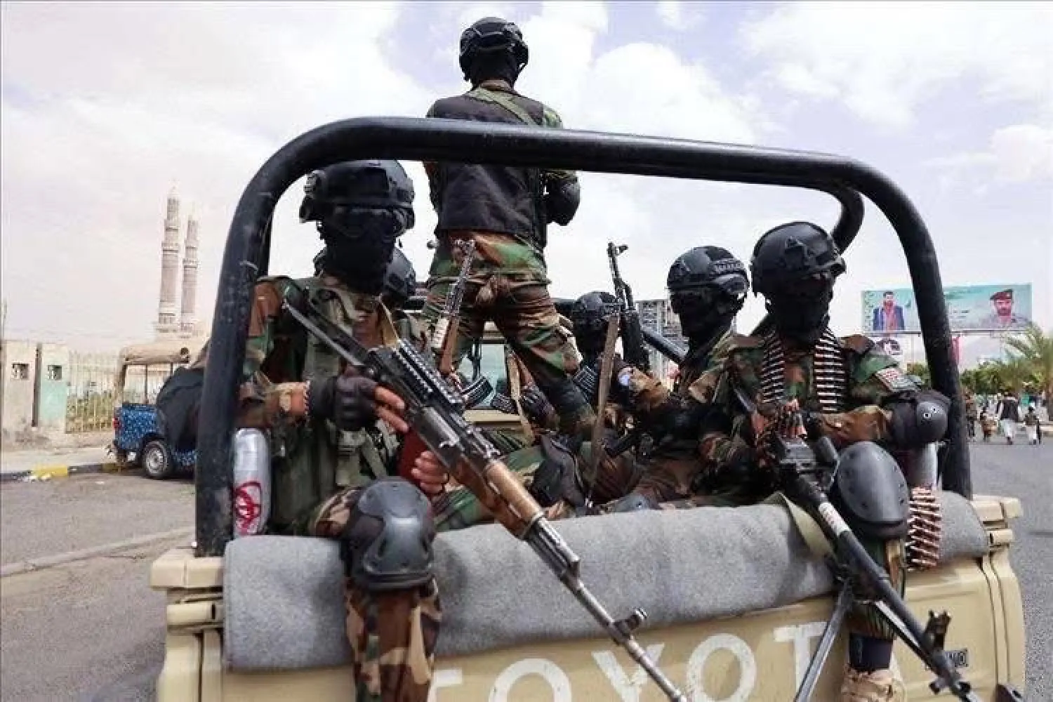 العشرات من العاملين الإنسانيين ما زالوا معتقلين لدى الحوثيين (إعلام محلي)