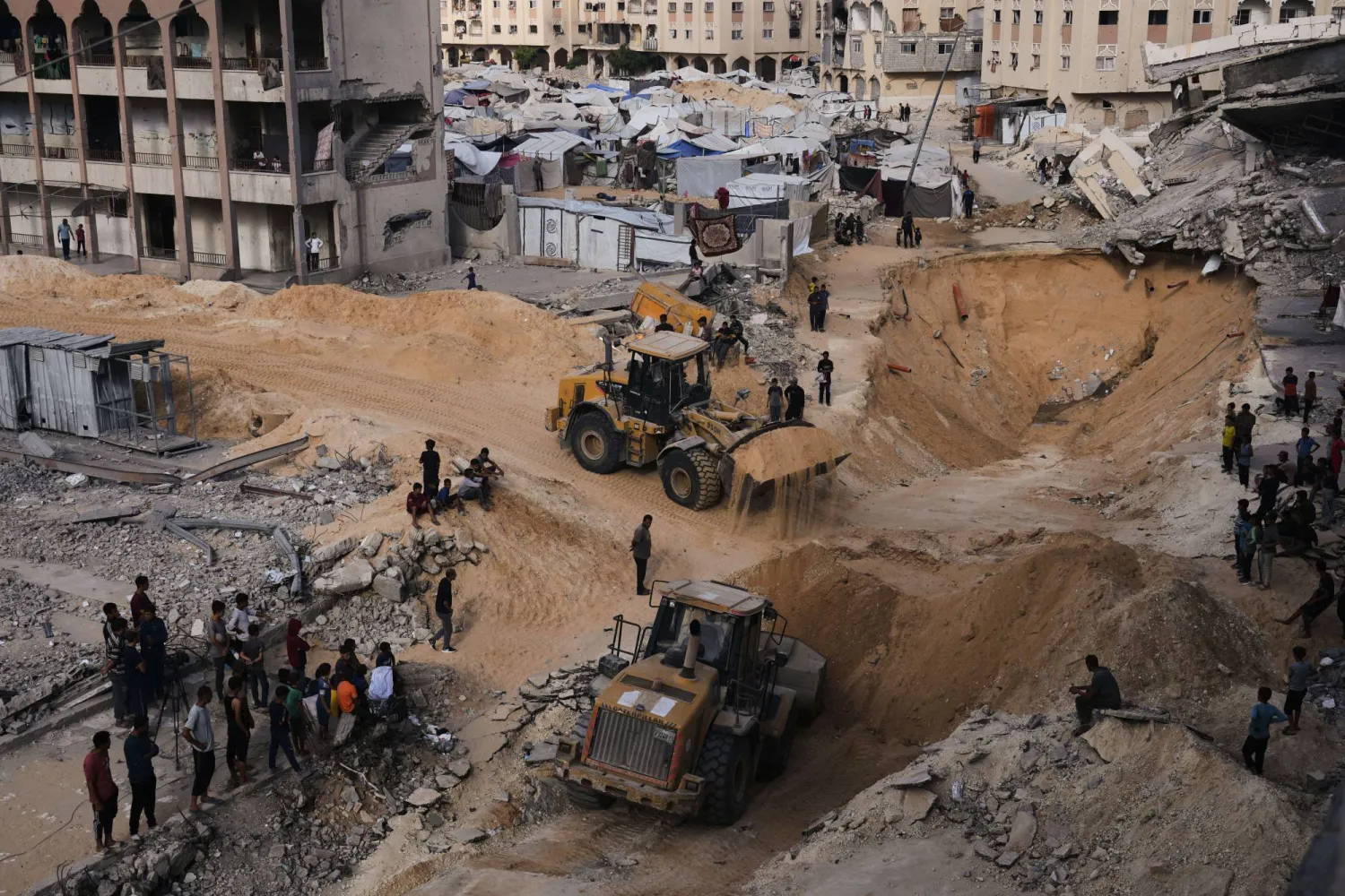 جرافات تابعة لحركة «حماس» تبحث عن جثامين رهائن في خان يونس بجنوب قطاع غزة اليوم (أ.ب)