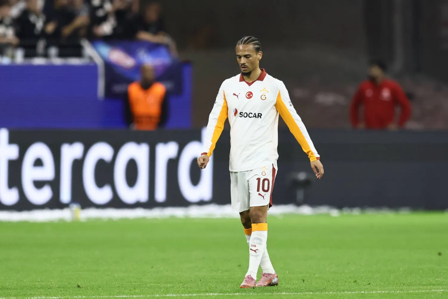 ليروي ساني يتألق بقميص غلاطة سراي (إ.ب.أ)