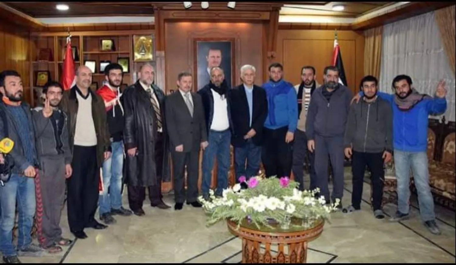 خزامي في صورة تجمعه بأسرى تم تحريرهم في إحدى عمليات التبادل (حسابه على فيسبوك)