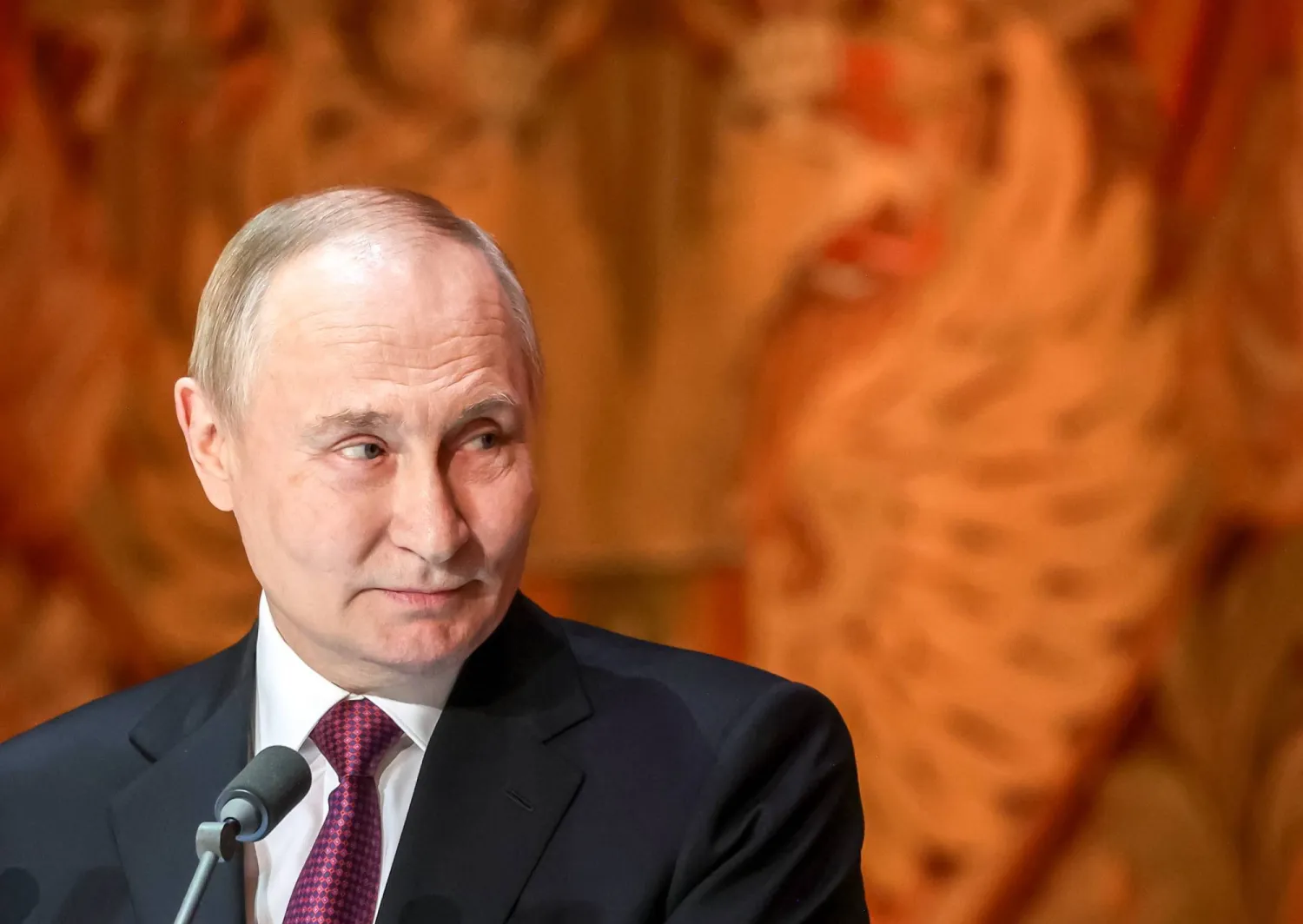 الرئيس الروسي فلاديمير بوتين يحضر فعالية بمناسبة الذكرى العشرين لقناة «روسيا اليوم» التلفزيونية في مسرح البولشوي بموسكو أمس (إ.ب.أ)