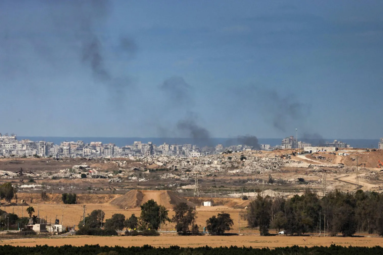 صورة مأخوذة من موقع جنوب إسرائيل قرب الحدود مع قطاع غزة تظهر دخاناً يتصاعد فوق المنطقة المدمرة في 11 أكتوبر (أرشيفية - أ.ف.ب)