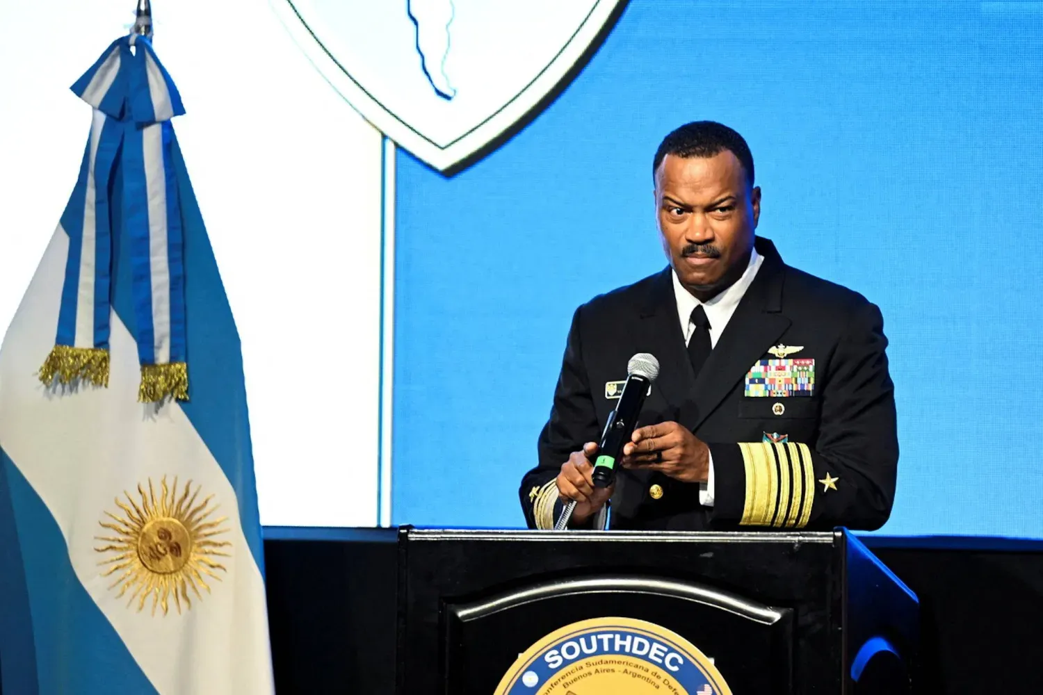 Southcom'un emekli komutanı Amiral Alvin Halsey, 20 Ağustos'ta Buenos Aires'te konuşuyor. (Reuters)