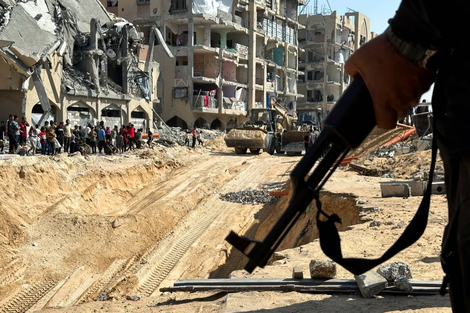 مقاتل من «حماس» في موقع تجري فيه عمليات البحث عن جثث الرهائن الإسرائيليين في خان يونس بجنوب قطاع غزة السبت (رويترز)