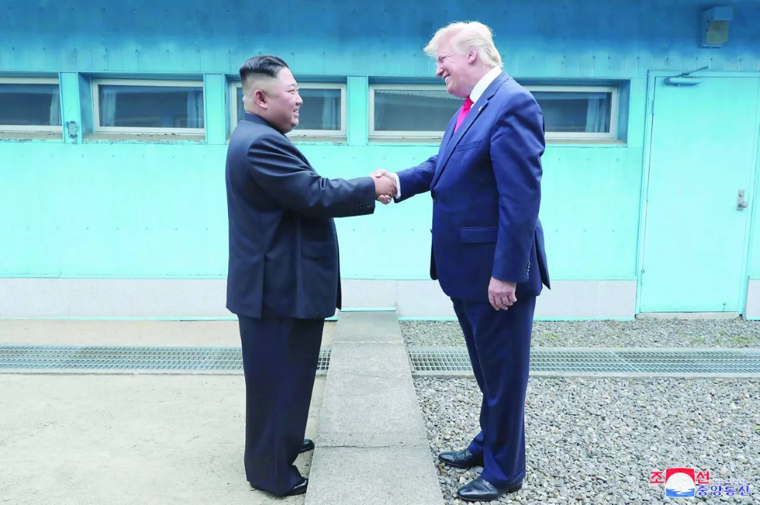 مصافحة بين دونالد ترمب وكيم جونغ أون في لقاء سابق على الحدود بين الكوريتين خلال الولاية الأولى للرئيس الأميركي (أ.ب)