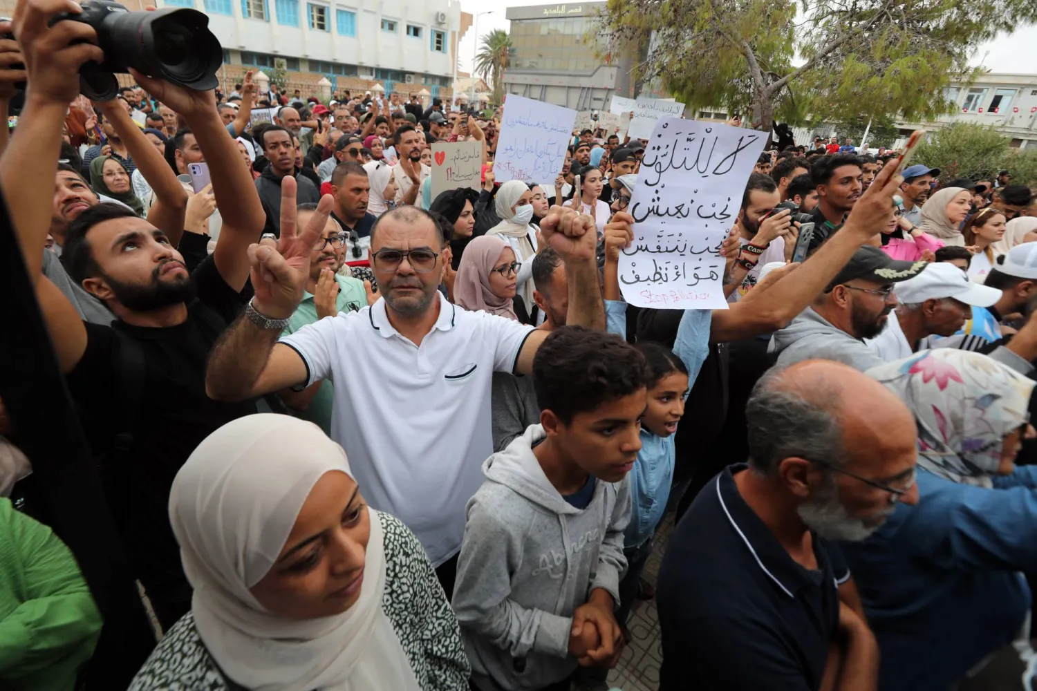 جانب من احتجاجات أهالي قابس ضد تفاقم أزمة التلوث بمدينتهم (إ.ب.أ)