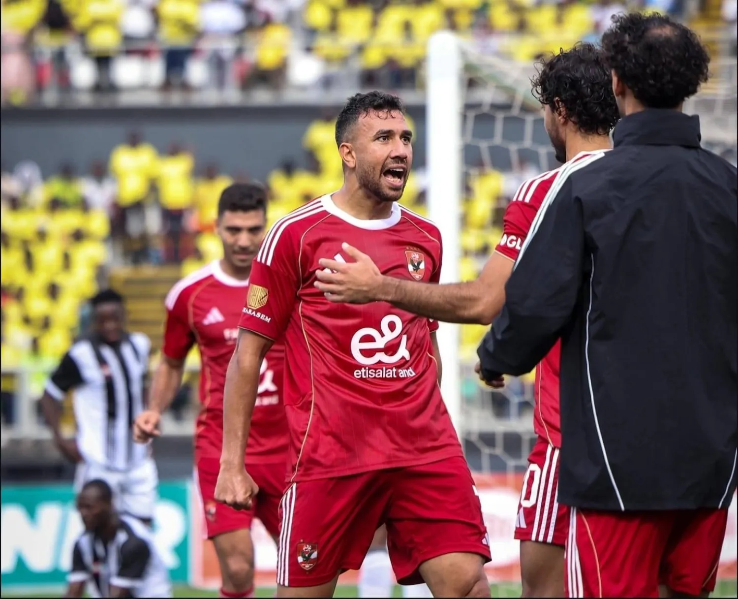 فرحة لاعبي الأهلي بهدف الفوز على إيغل نوار (النادي الأهلي)