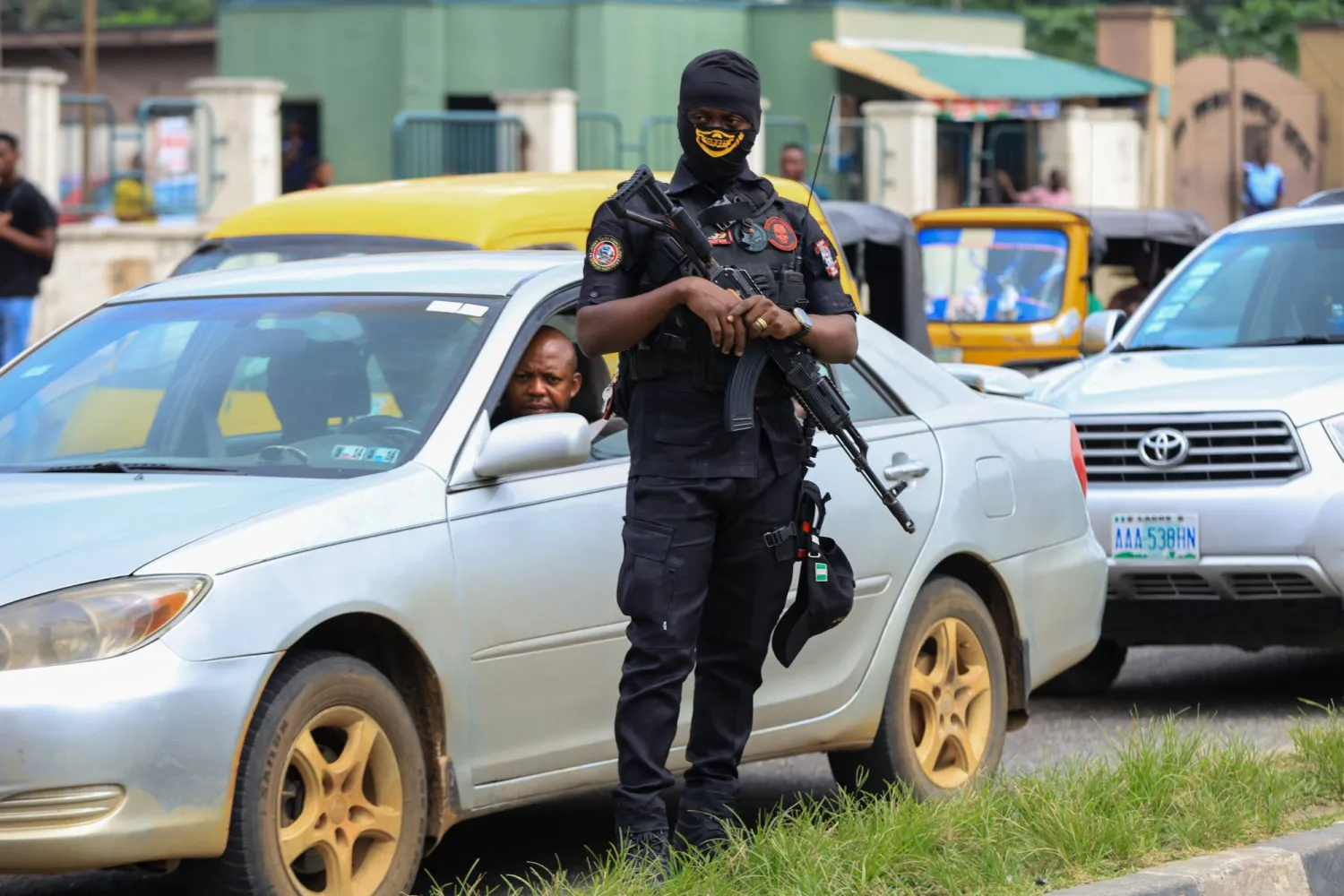 واجهت قوات الأمن النيجيري مؤخراً عدة هجمات نفذتها جماعات إرهابية (إ.ب.أ)