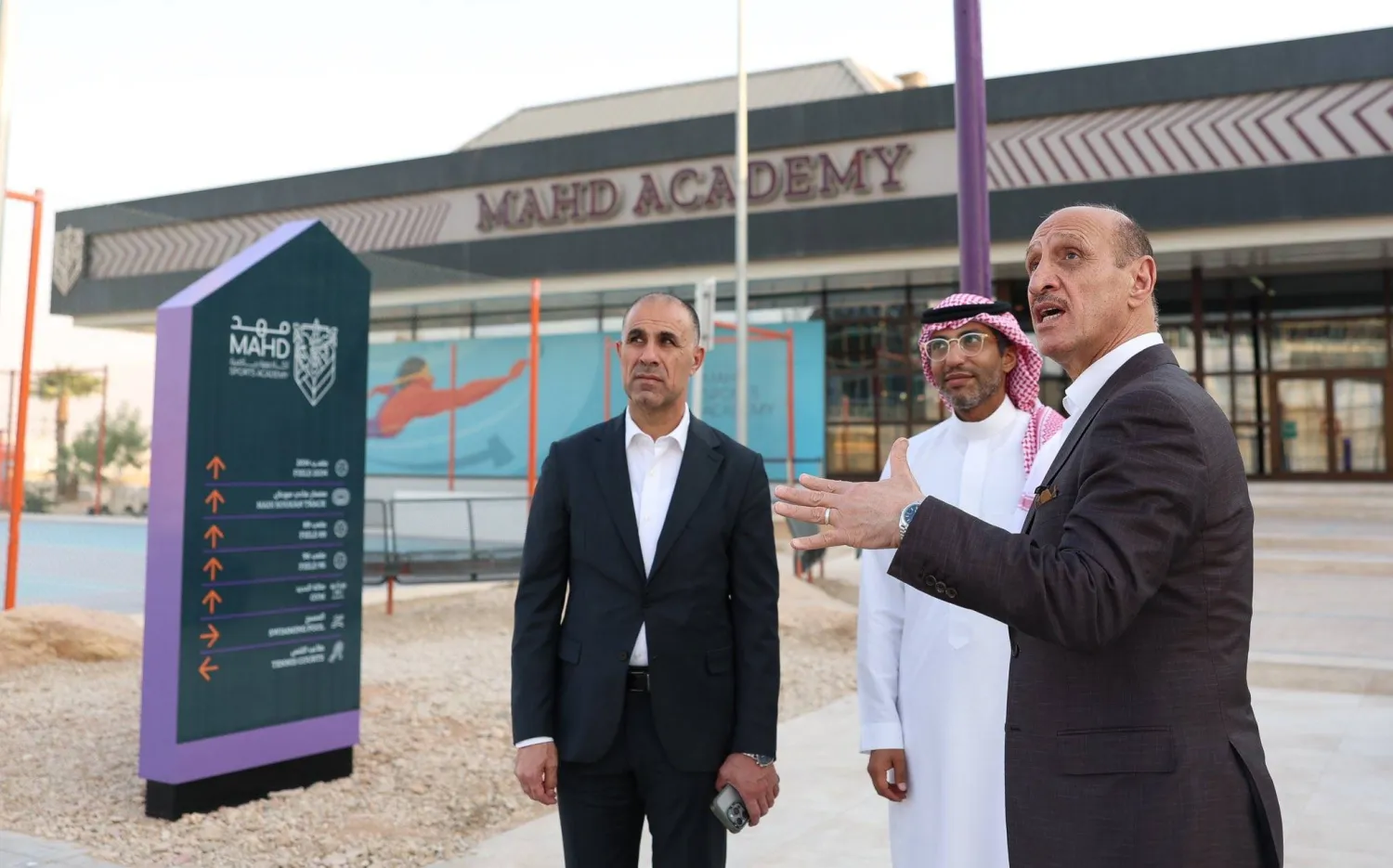 درجال يتحدث مع مسؤولي الأكاديمية أمام المبنى الرئيسي لـ«مهد» في ختام زيارته التي شهدت استعراض برامج الأكاديمية ورؤيتها في اكتشاف المواهب وصقلها (أكاديمية مهد)