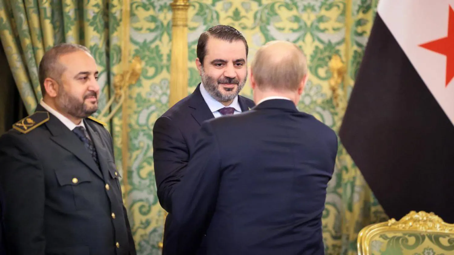 وزير الخارجية السوري أسعد الشيباني يصافح الرئيس الروسي فلاديمير بوتين وبجواره وزير الدفاع مرهف أبو قصرة في الكرملين (الخارجية السورية)