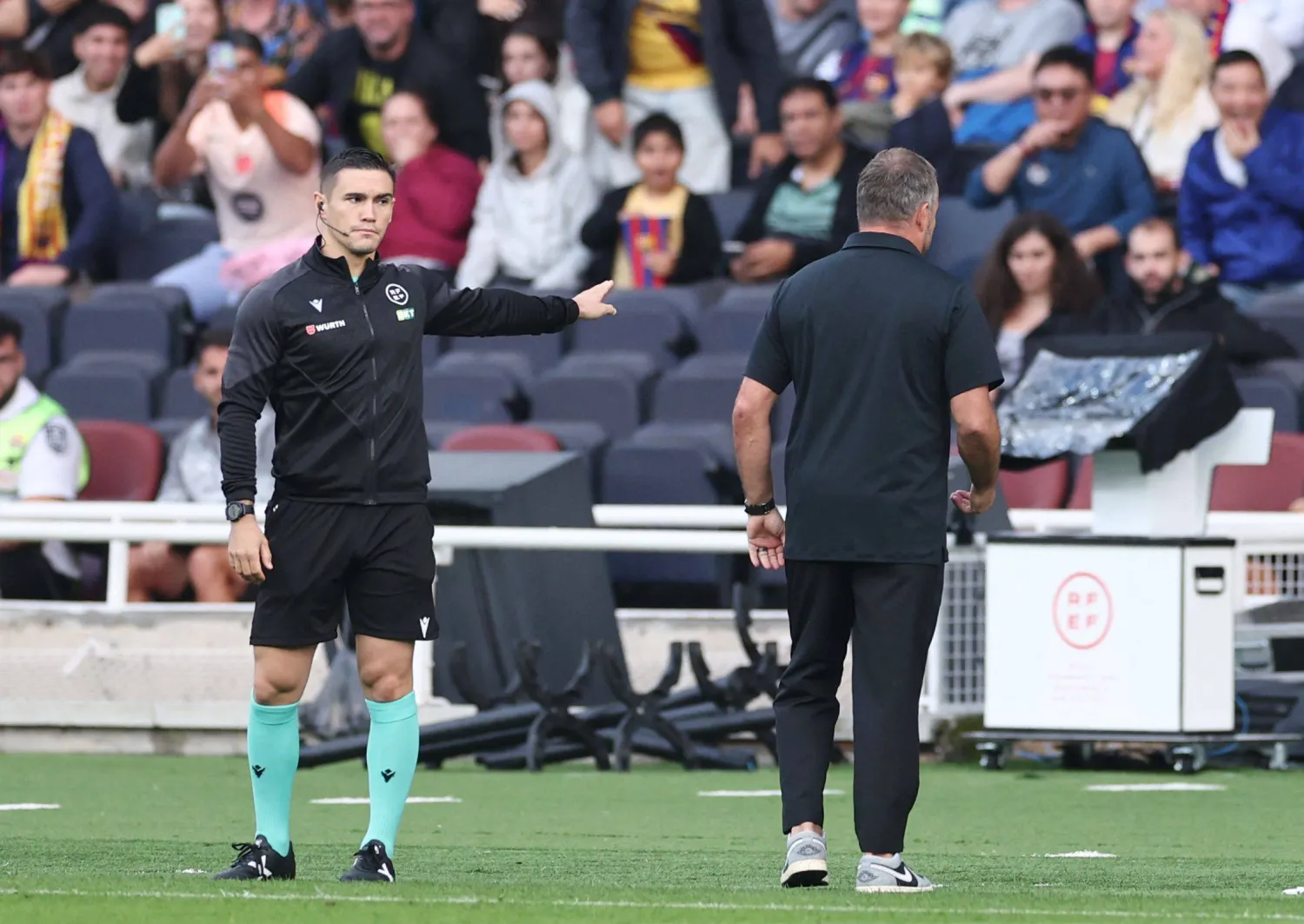 هانسي فليك لحظة طرده من ملعب مواجهة برشلونة  وجيرونا (أ.ف.ب)