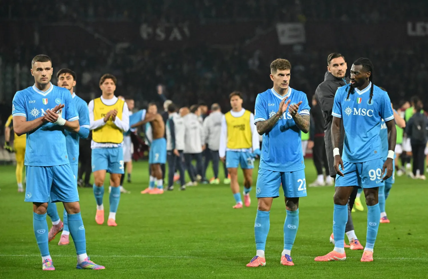 حسرة لاعبي نابولي بعد الهزيمة من تورينو (رويترز)