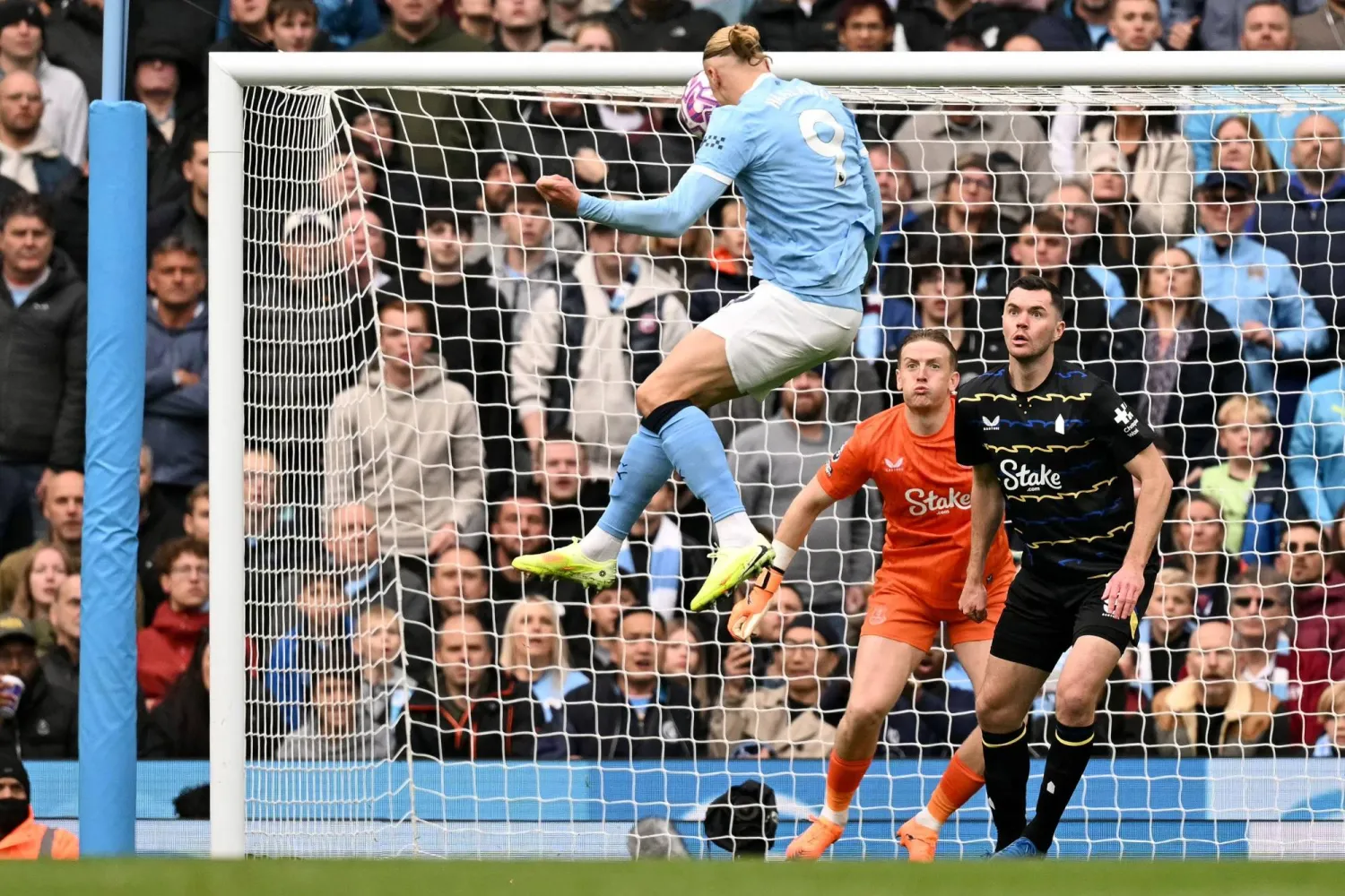 رأسية هالاند تعنق شباك إيفرتون قبل أن يحرز هدفه الثاني (أ.ف.ب) 