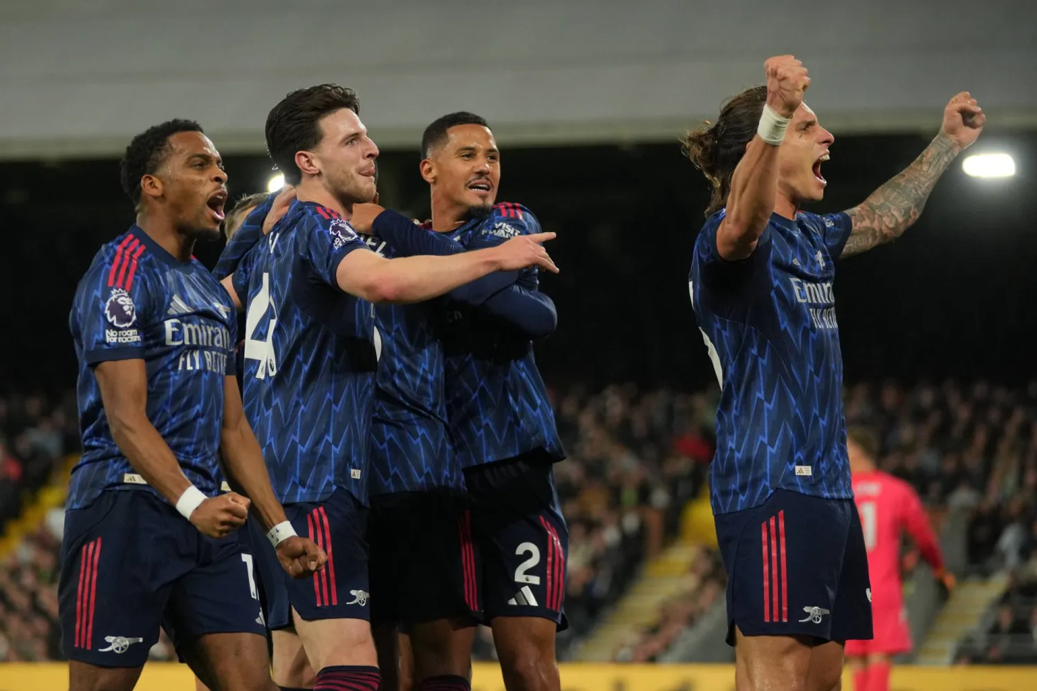 لاعبو آرسنال يحتفلون بهدف الفوز (أ.ب)