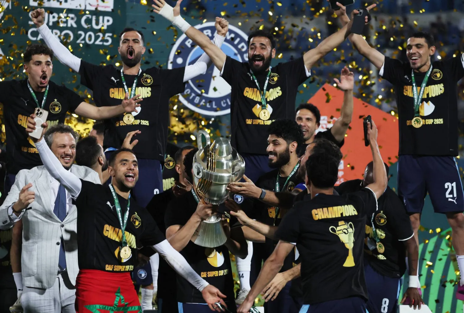 لاعبو بيراميدز لحظة تتويجهم باللقب (رويترز)