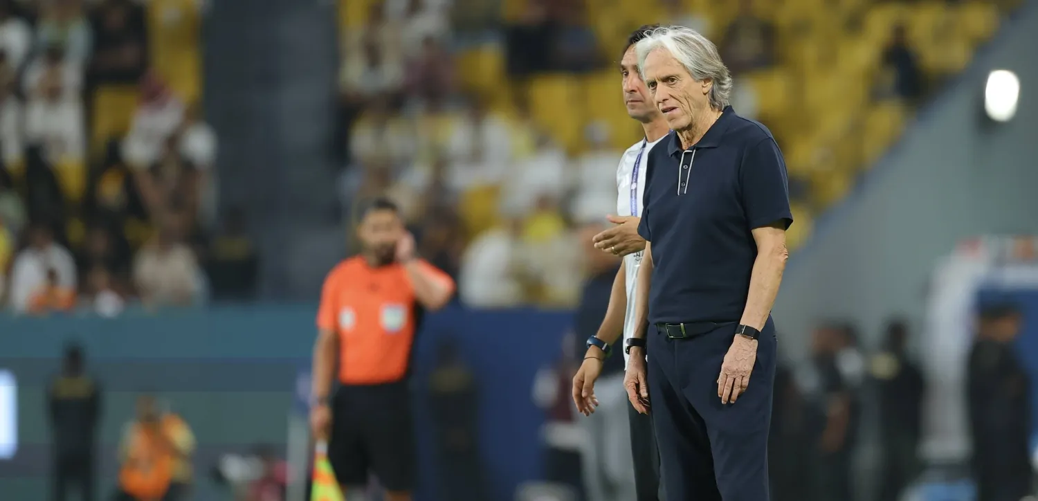 خيسوس يراقب أداء لاعبيه خلال المباراة (تصوير: عبدالعزيز النومان)