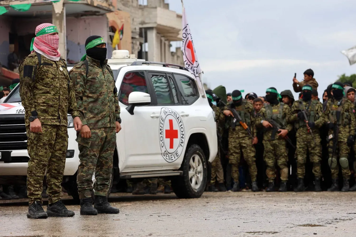 Hamas rehineleri Kızılhaç personeline teslim etti (AFP)