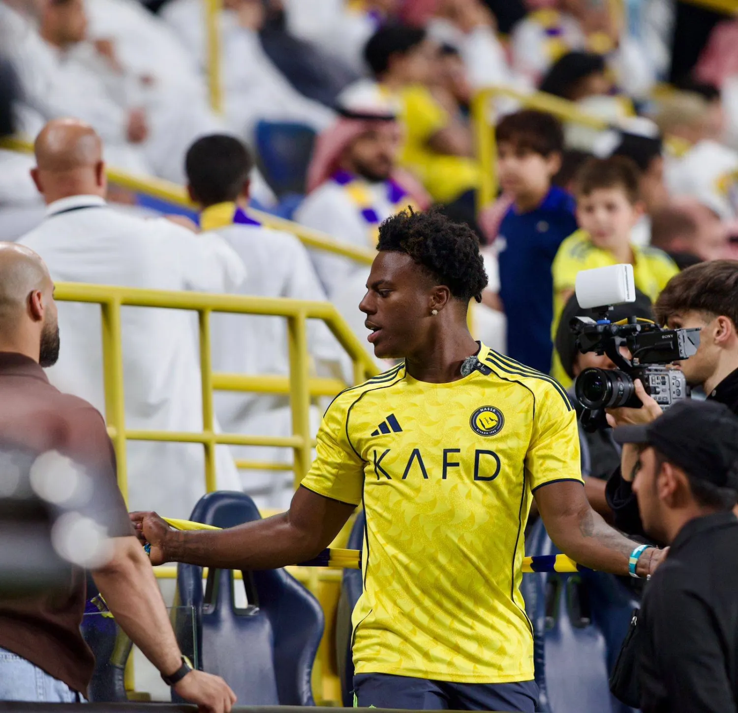 اليوتيوبر سبيد في المدرج النصراوي (تصوير:عبد العزيز النومان)