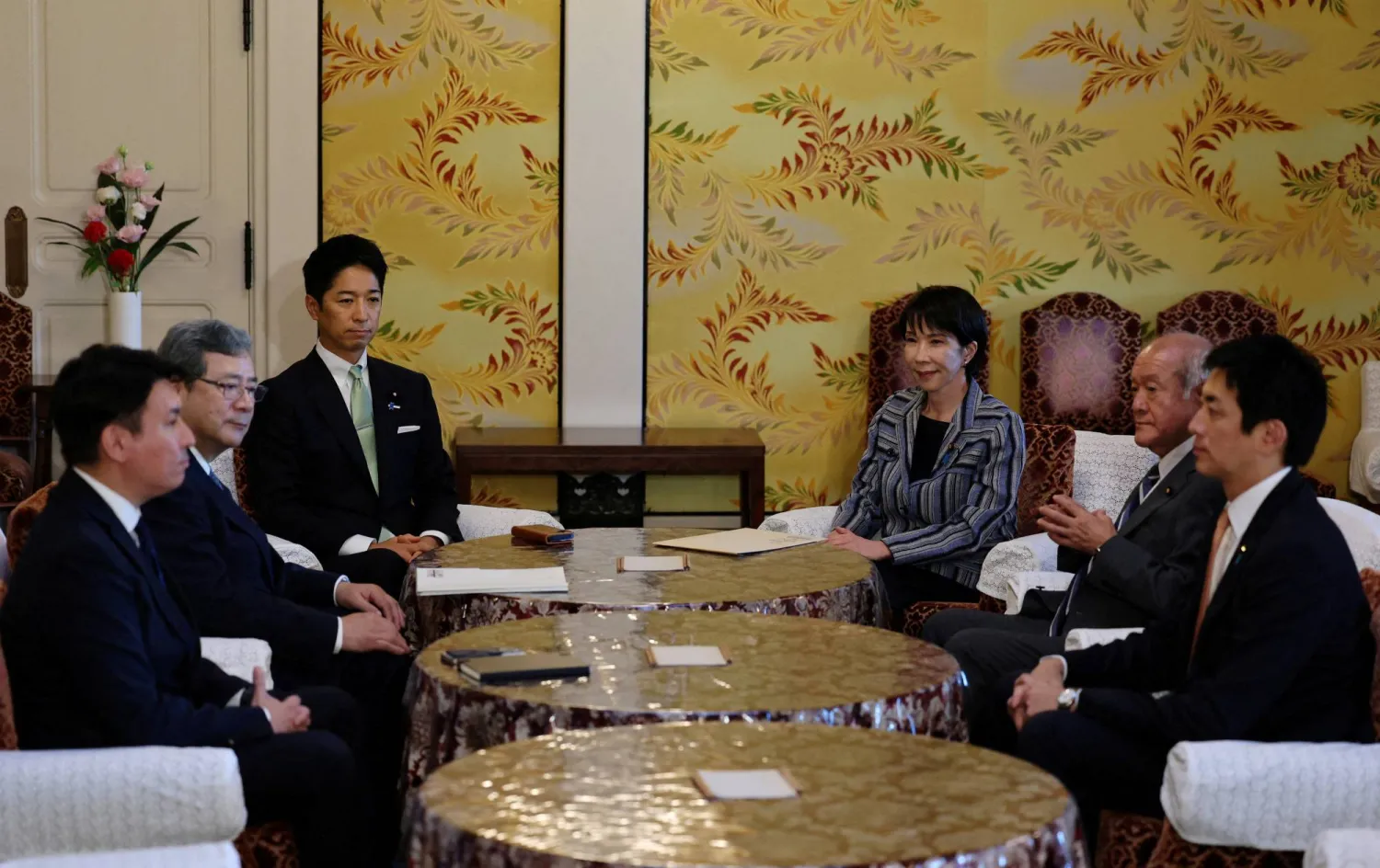 زعيمة الحزب الديمقراطي الحر ساناي تاكايتشي خلال لقاء في مبنى البرلمان الوطني الياباني في طوكيو أكتوبر الماضي (رويترز)