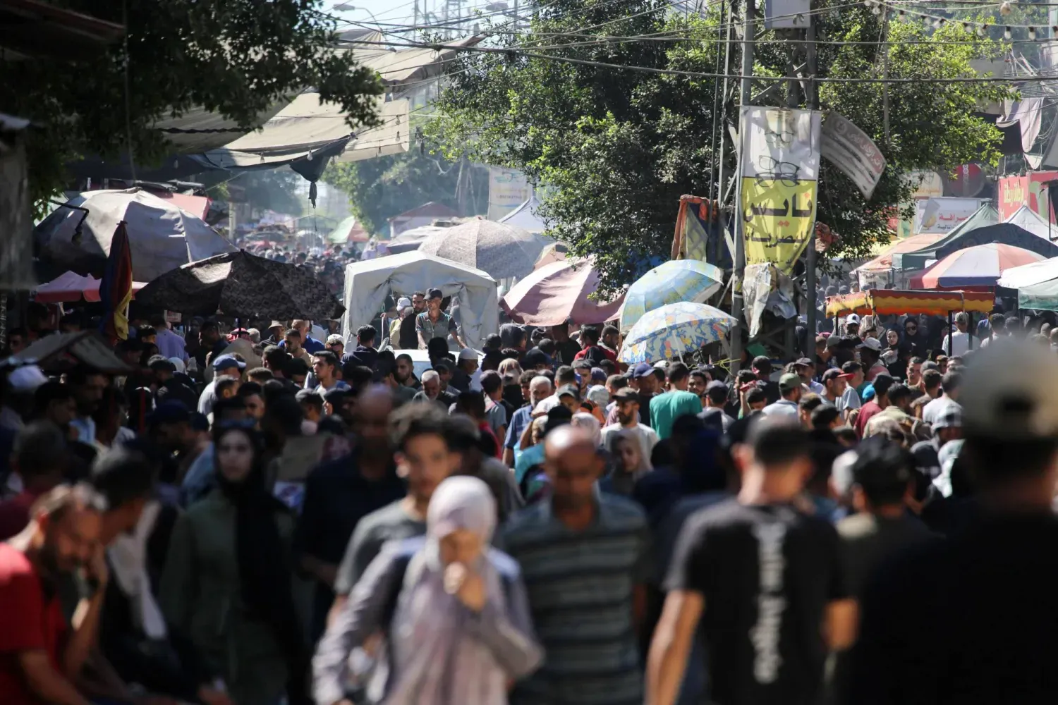Dün Deyr el-Balah’taki bir pazarda Filistinliler (AFP)