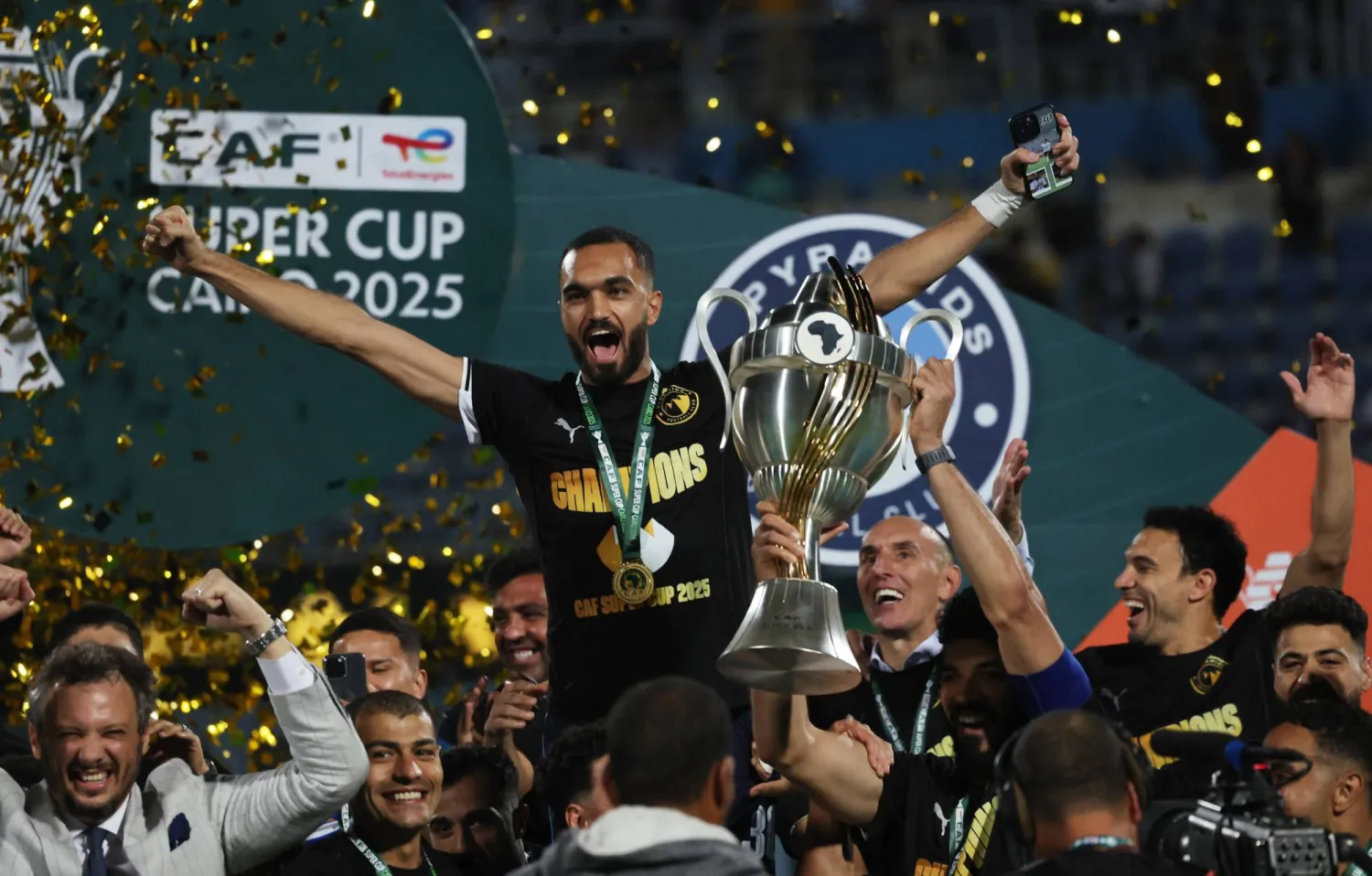 بيراميدز يتوج بكأس السوبر الأفريقية لأول مرة في تاريخه (رويترز)