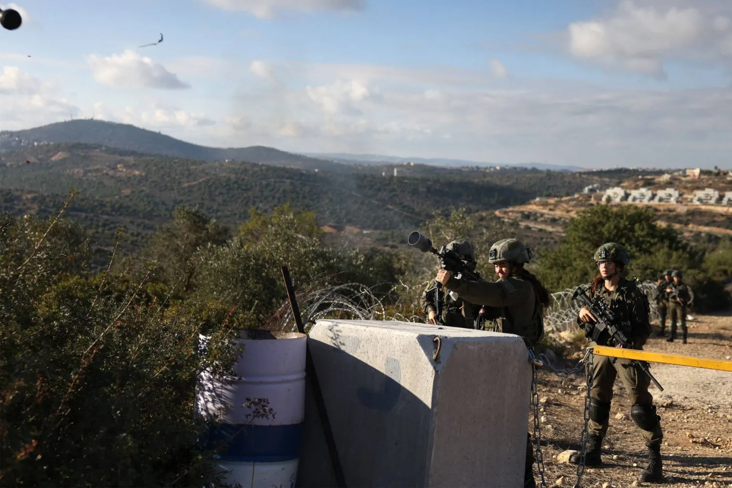 عناصر من الجيش الإسرائيلي في رام الله بالضفة الغربية (أ.ف.ب)