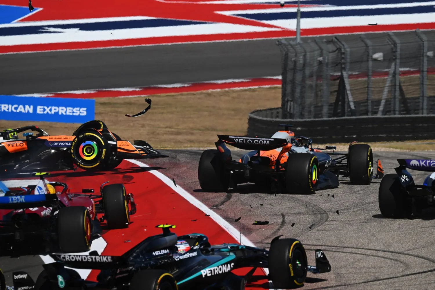 جانب من الاصطدام (أ.ف.ب)